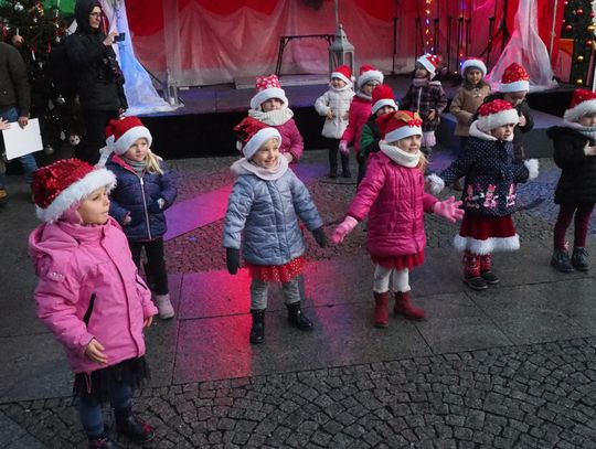Popisy dzieci ze Szkoły Tańca Prestige na Jarmarku Bożonarodzeniowym w Oleśnicy
