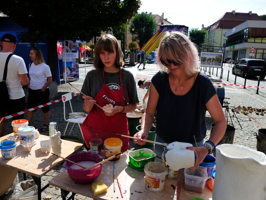 Artystka Kamilla Kasprzak wypalała ceramikę na rynku