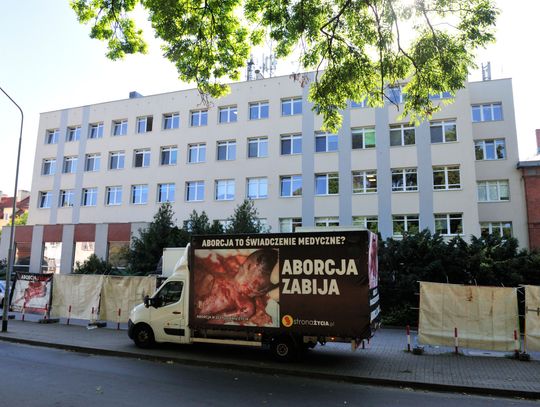 Protest proliferów przeciwko aborcjom w szpitalu w Oleśnicy