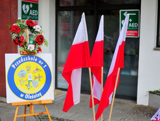 Przedszkolaki śpiewają hymn Polski na Rynku w Oleśnicy