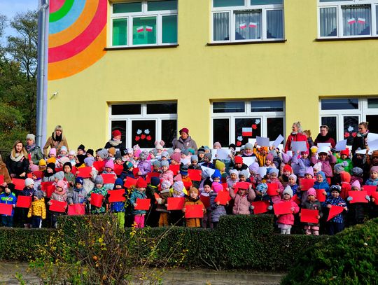 Przedszkole nr 3 w Oleśnicy śpiewa hymn Polski