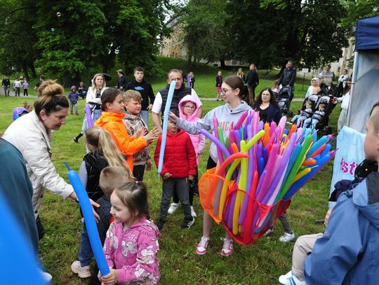 Zabawa z balonami i bańkami mydlanymi w Oleśnicy