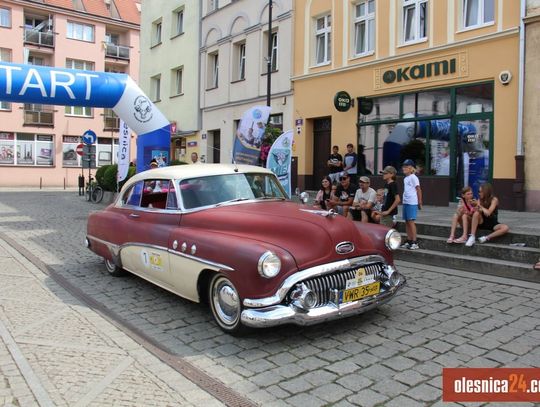 Zabytkowe pojazdy na Rynku w Oleśnicy