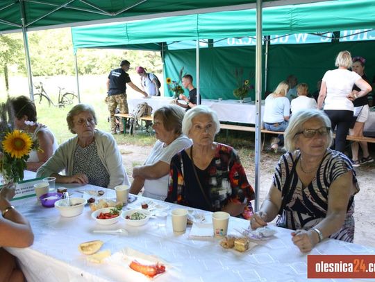 Zaprosiły na obiad w przypałacowym parku w Goszczu