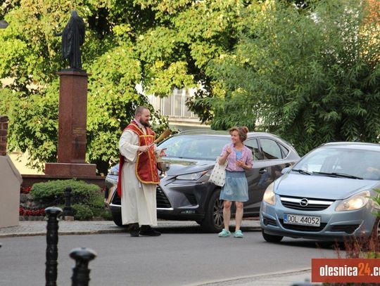 Święcenie aut w Parafii św. Jana w Oleśnicy - Bazylika